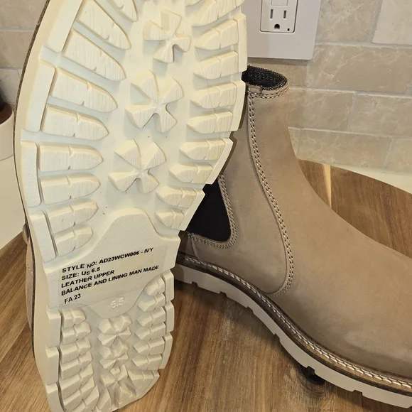 Alpine Design Tan Ankle Boots Size 6.5 NwT - Picture 2 of 8